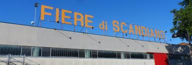 Con un bastone spaccano le vetrate dell'edificio della Fiera, due minorenni nei guai 