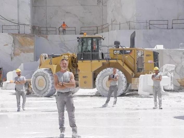 Dmax bussa a Carrara per girare “Uomini di Pietra” alle cave nella capitale mondiale del marmo
