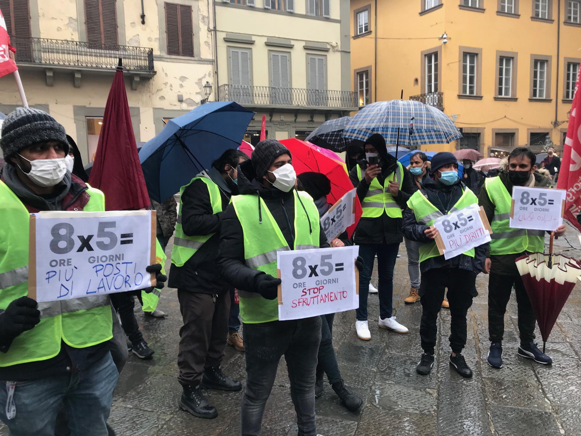 La manifestazione in piazza del Comune