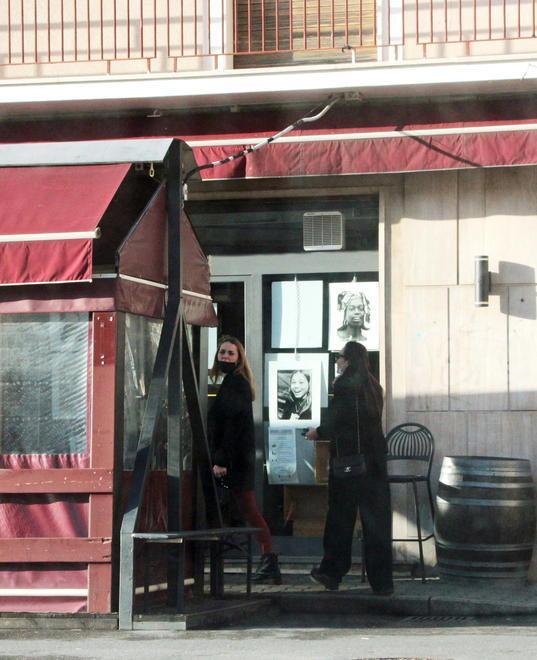 Controlli anticovid in piazza Shelley, il titolare del bar: «Danneggiano gli affari» 
