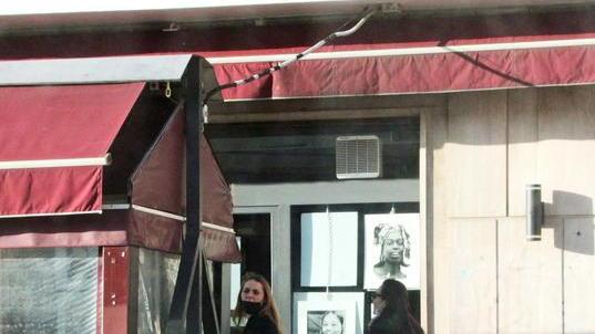 Controlli anticovid in piazza Shelley, il titolare del bar: «Danneggiano gli affari»