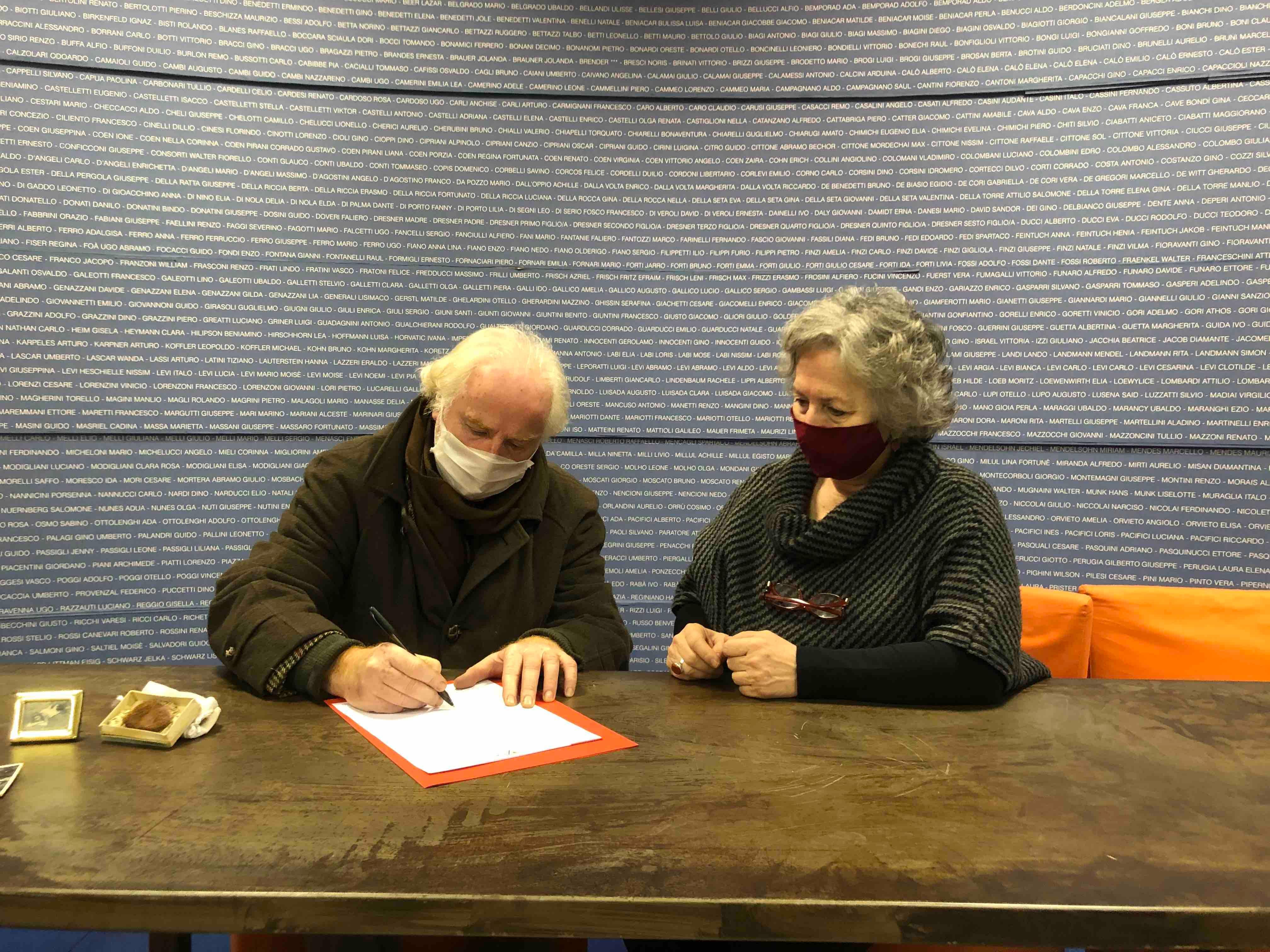 La firma della donazione