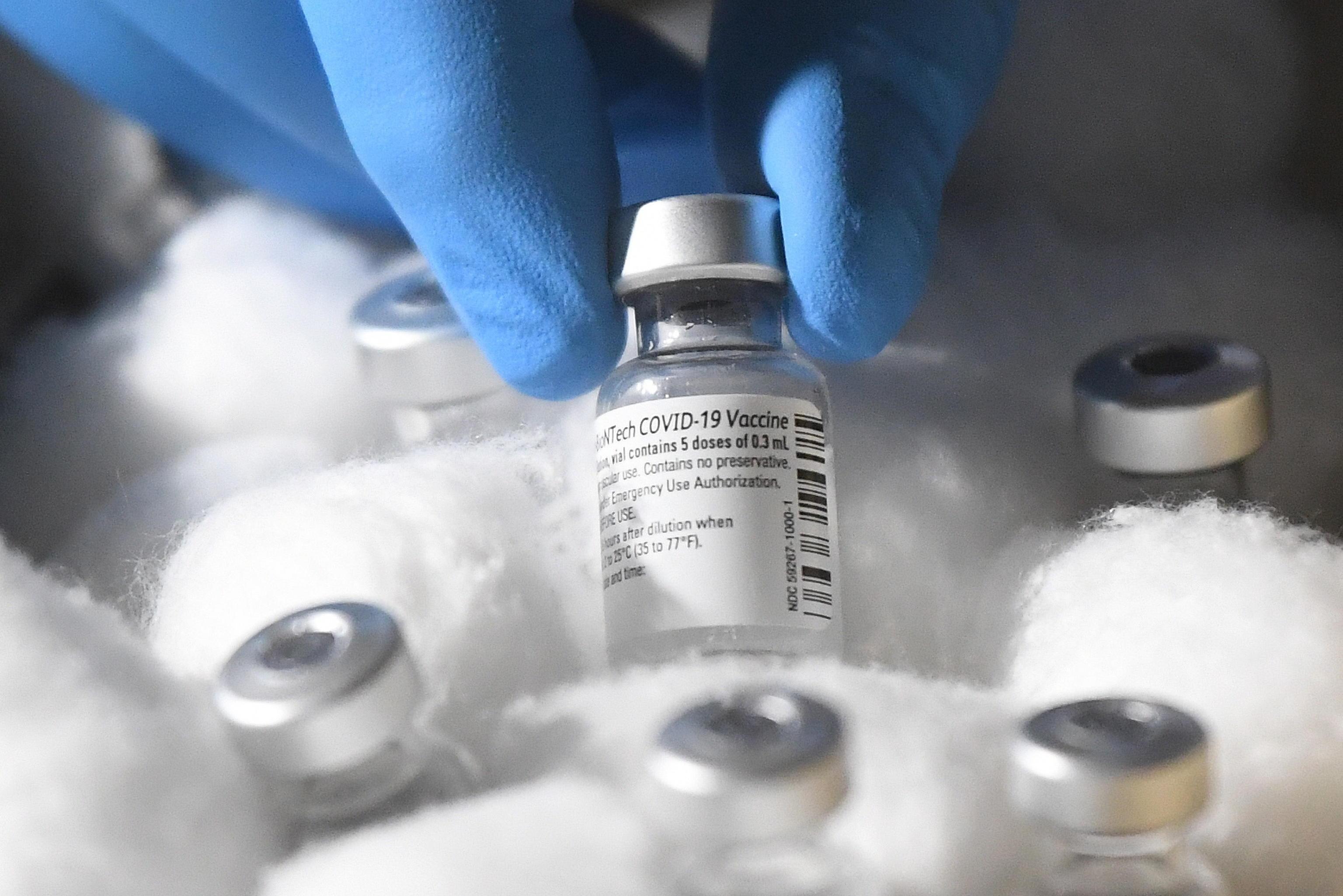 Vaccini, la Toscana pronta a riaprire le agende per le prime dosi Pfizer