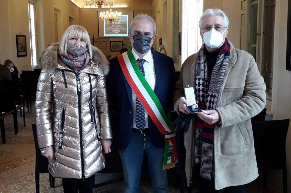 La consegna della medeglia d'onore all'alpino Petro Santi, ritirata dal figlio Enrico, assieme alla moglie e al sindaco Enrico Bini
