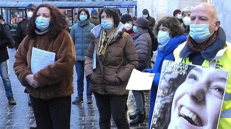Strage, presidio alla stazione di Pisa Associazioni e cittadini stretti ai familiari