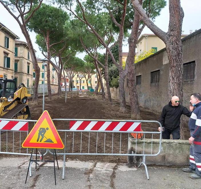 Spianatura e nuovi arredi nel giardino del riciclo 
