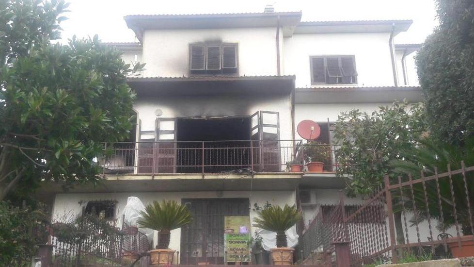 Rimane ferita con due figlie nell’incendio