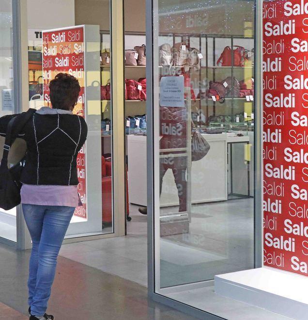 Domani iniziano i saldi I commercianti sperano «Boccata di ossigeno»