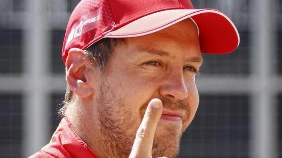 Sebastian Vettel cambia il look per l’Aston Martin