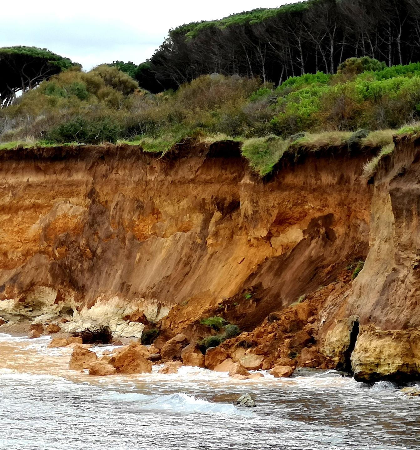 Erosione ad Abbacurrente nuovi crolli nella parete rocciosa 