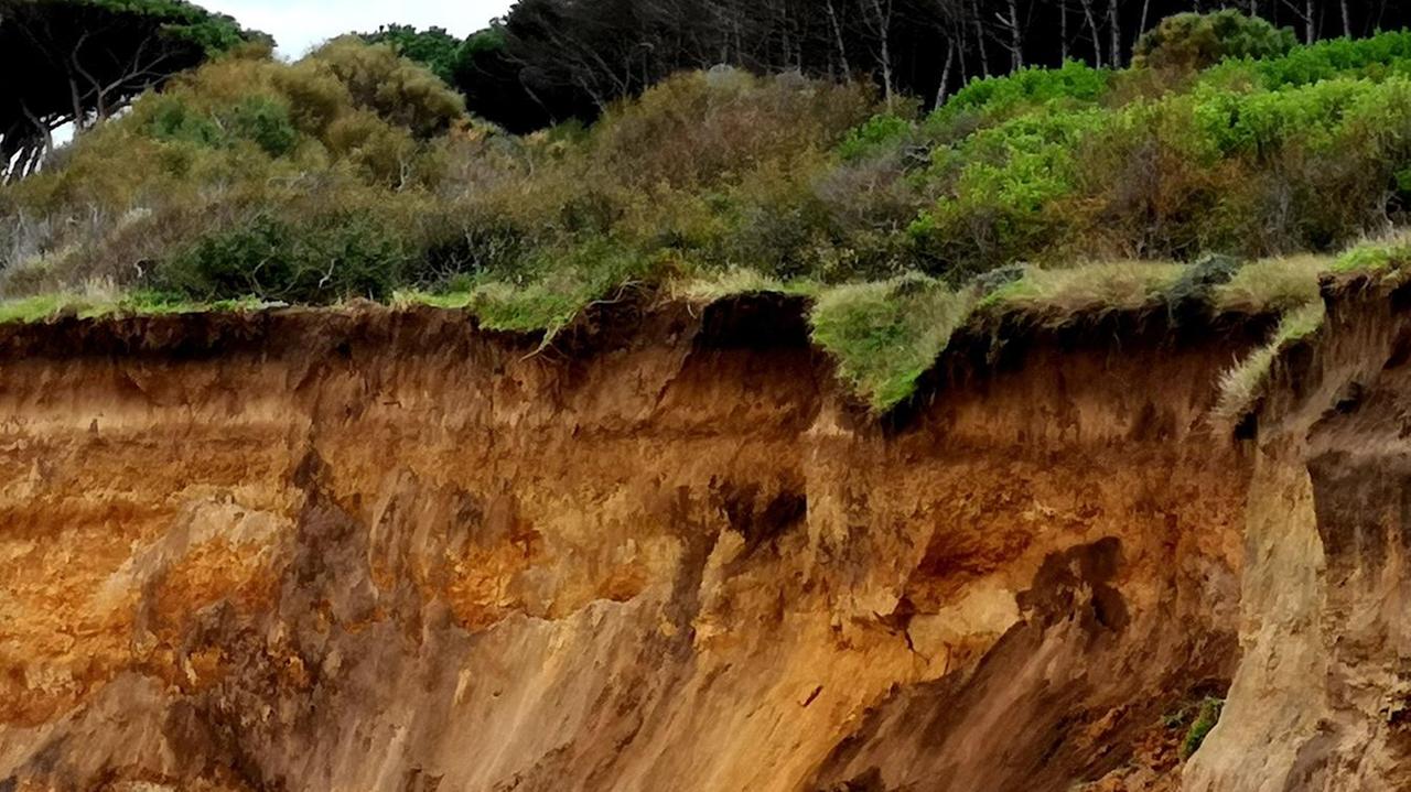 Erosione ad Abbacurrente nuovi crolli nella parete rocciosa