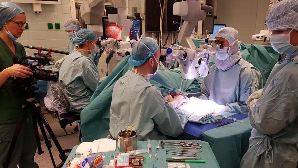 Doppio trapianto di mani, l’impresa del chirurgo sardo