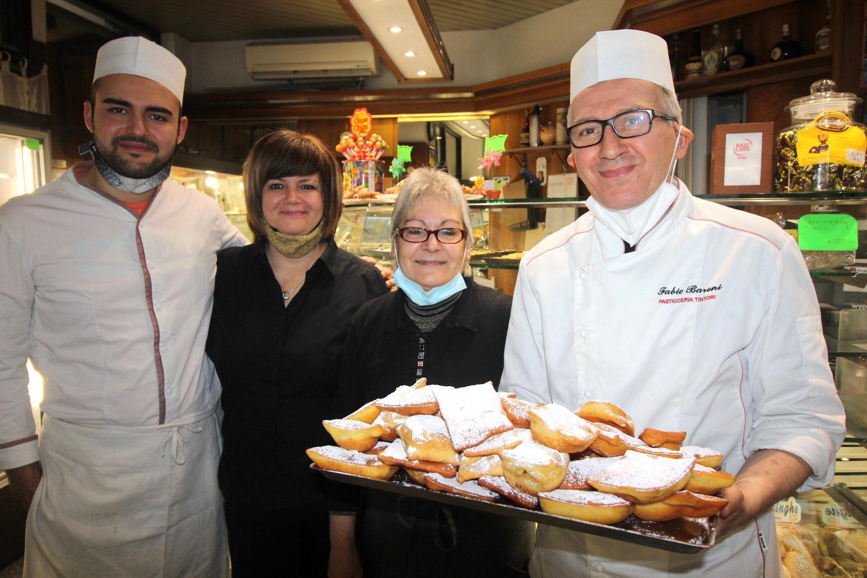 Da banconiera a titolare: pasticcere va in pensione e la dipendente rileva negozio