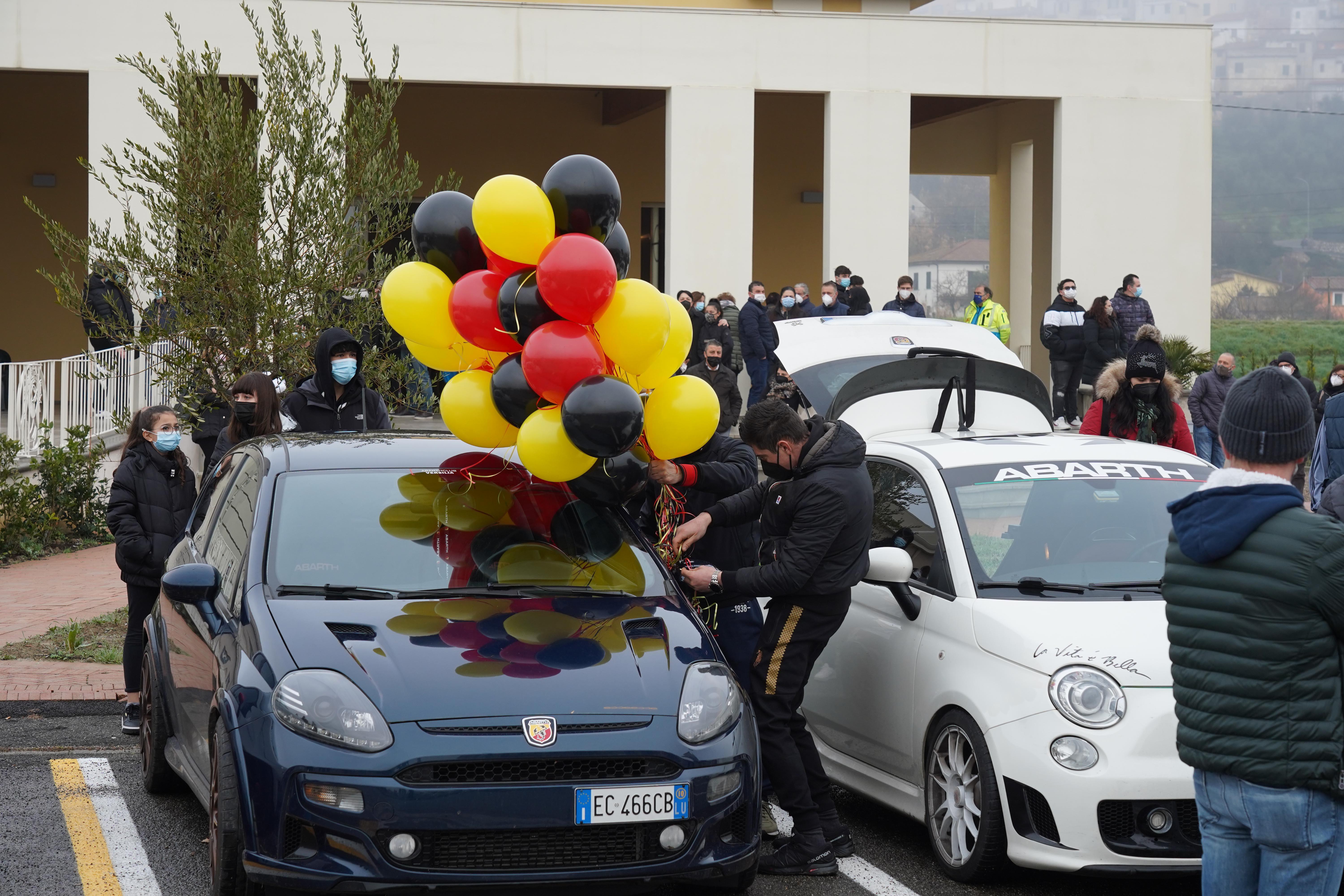 Palloncini e il rombo delle 500 Abarth per l'addio a Luca - Foto
