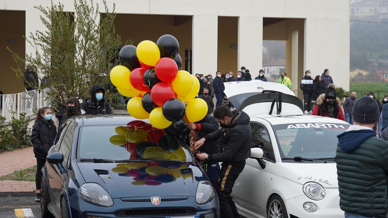 Palloncini e il rombo delle 500 Abarth per l'addio a Luca - Foto