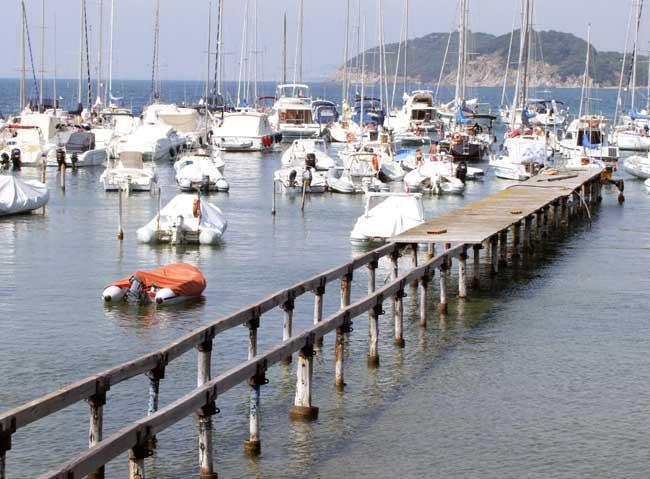 Verrà demolito a Baratti il pontile incompiuto e abusivo 