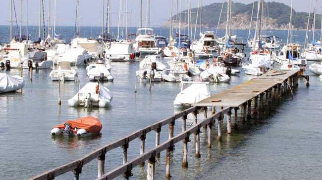 Verrà demolito a Baratti il pontile incompiuto e abusivo