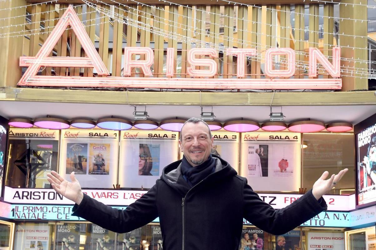 Amadeus davanti al teatro Ariston di Sanremo in un’immagine promozionale del Festival