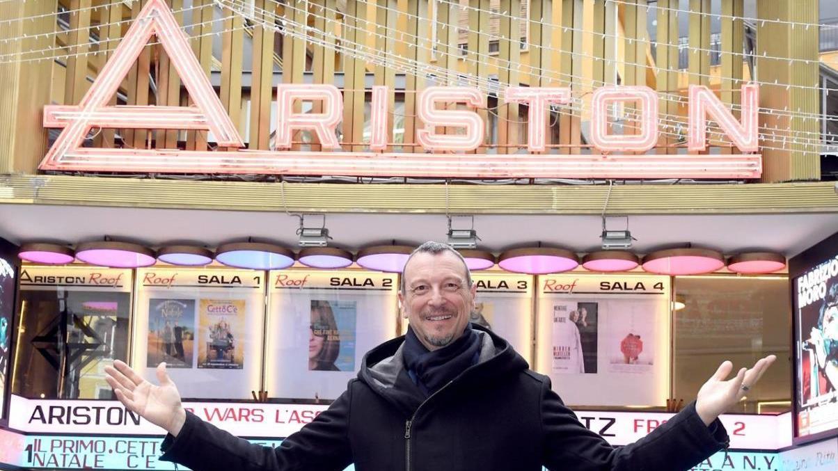 Amadeus davanti al teatro Ariston di Sanremo in un’immagine promozionale del Festival