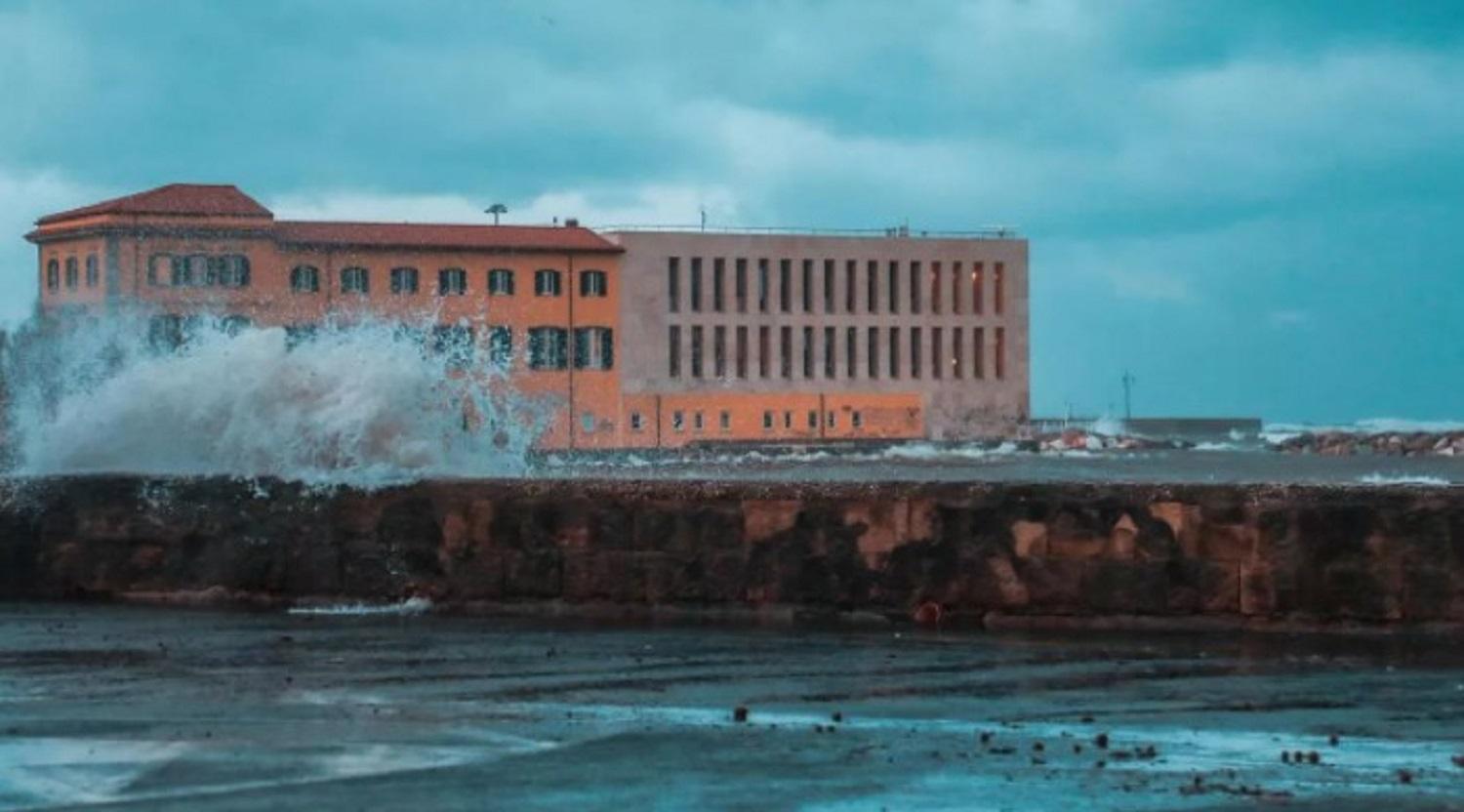Le onde sul lungomare (foto Marzi)