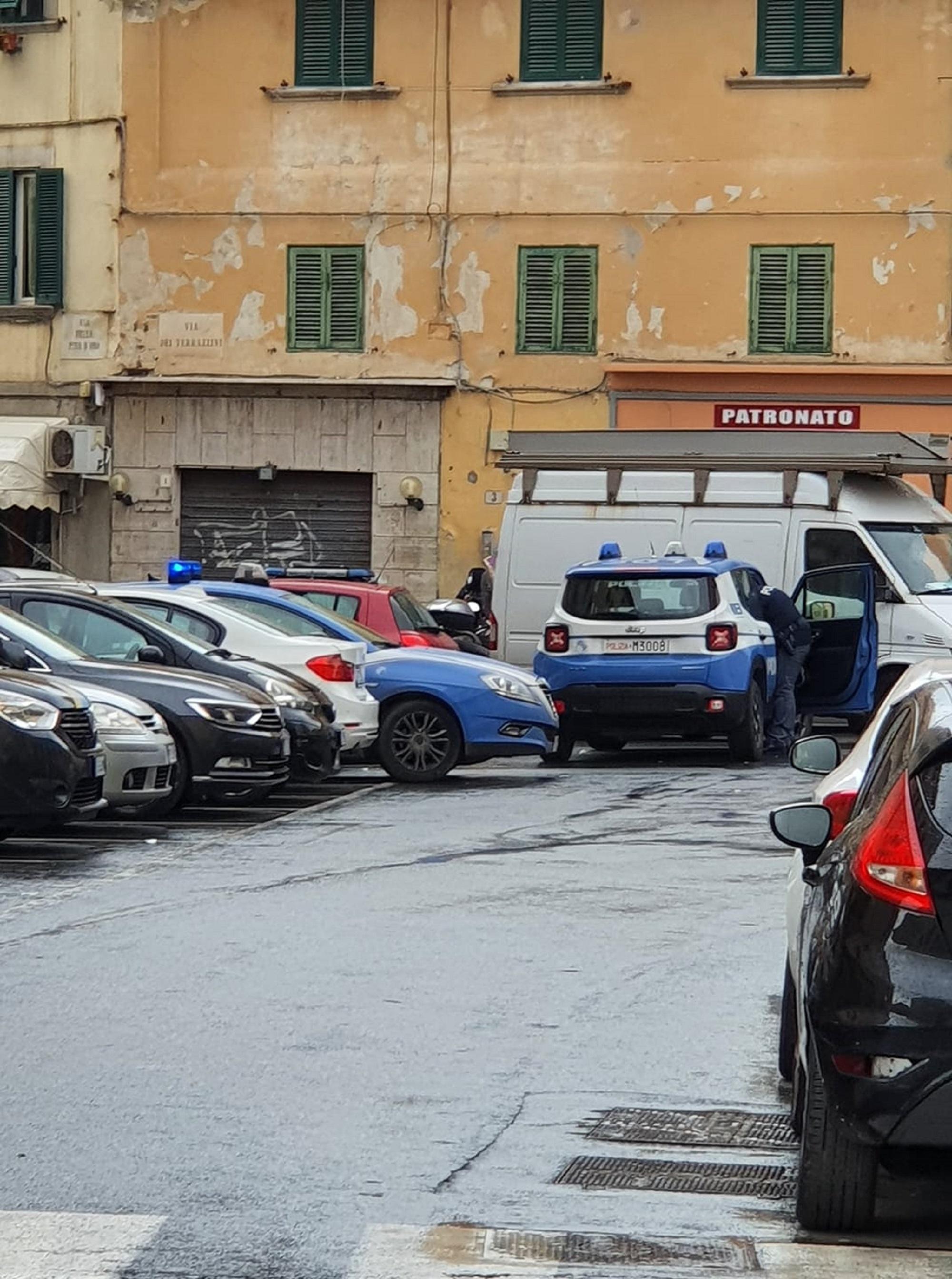 La polizia in via della Pina d'Oro (foto Facebook LivorNoi)
