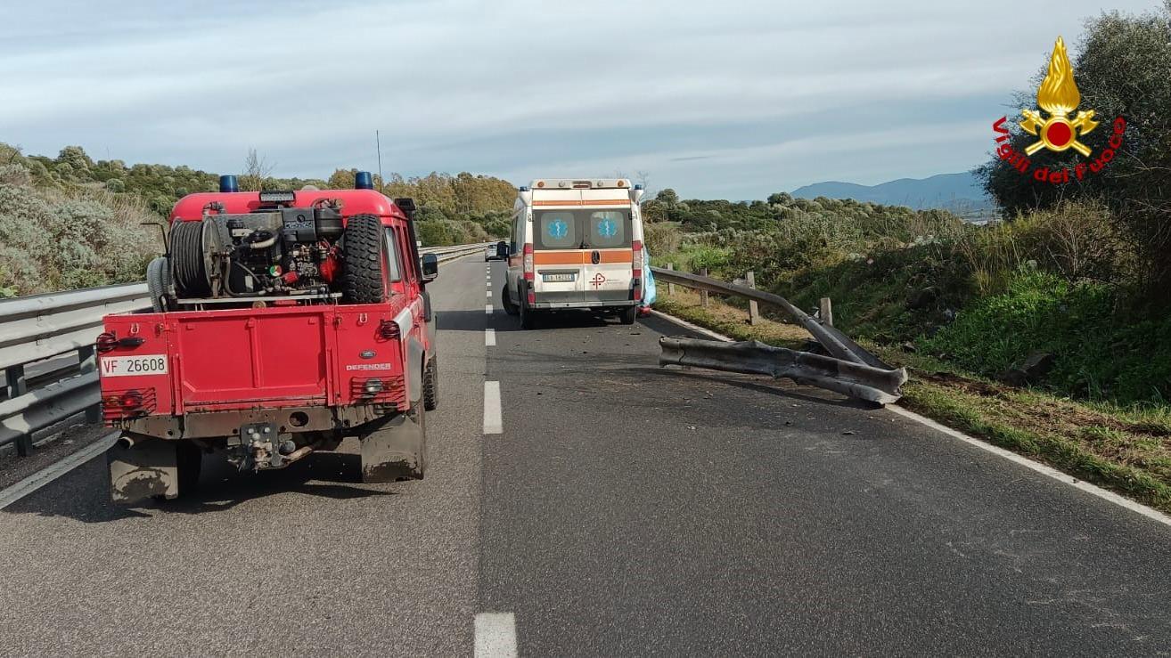 Auto sul guard rail lungo la 131 Dcn: conducente ferito e corsia ostruita da 8 metri di lamiera