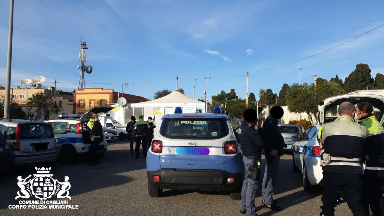 Zona arancione: chiosco bar aperto a Cagliari, fuggi fuggi dei clienti ma in 8 sono stati multati