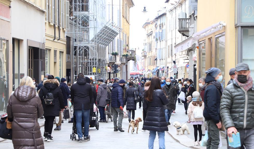 Via ai saldi, centro storico gremito di persone ma sono poche a fare acquisti 