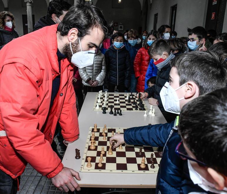 Alla Pascoli i bimbi giocano a scacchi per sviluppare logica e concentrazione 