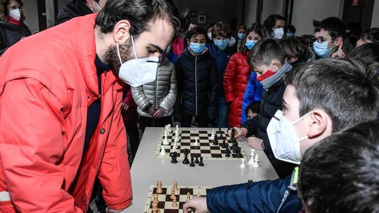 Alla Pascoli i bimbi giocano a scacchi per sviluppare logica e concentrazione