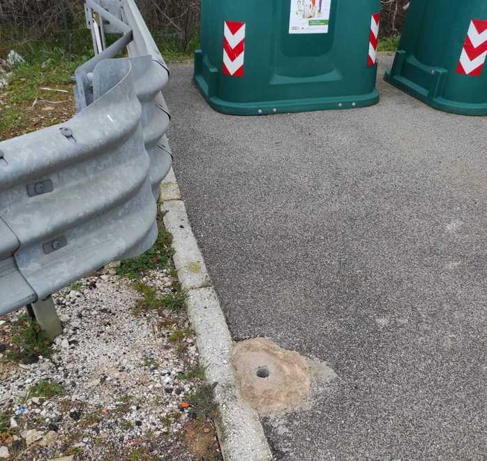 Fototrappole vandalizzate accanto alle isole ecologiche 