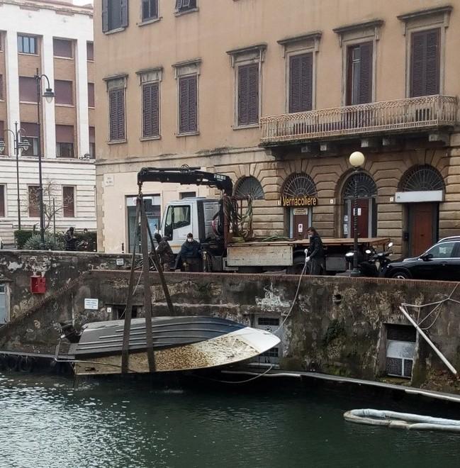 Ritorna a galleggiare la barca di dieci metri affondata nei Fossi