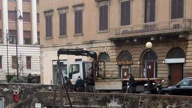 Ritorna a galleggiare la barca di dieci metri affondata nei Fossi