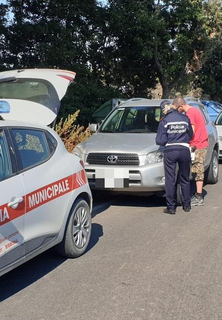 Sul lungomare con il cane libero o in bicicletta 184 multe dei vigili 