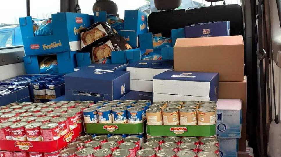 Un super carico di generi alimentari per i più bisognosi