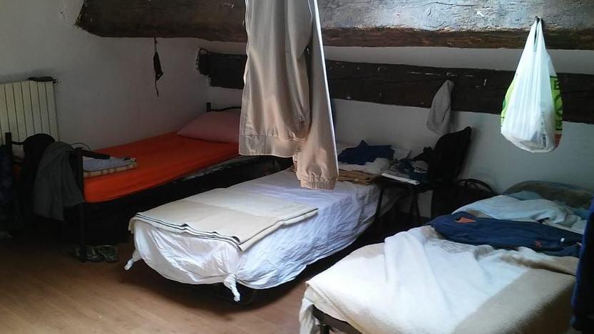 Dormitorio “isolato” «Serve una struttura adatta all’emergenza»
