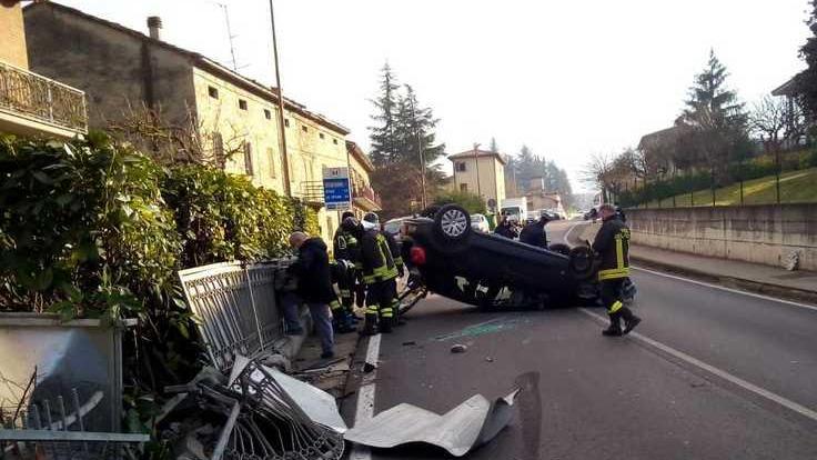 Si schianta in auto contro il cancello e l’auto capotta, donna all’ospedale