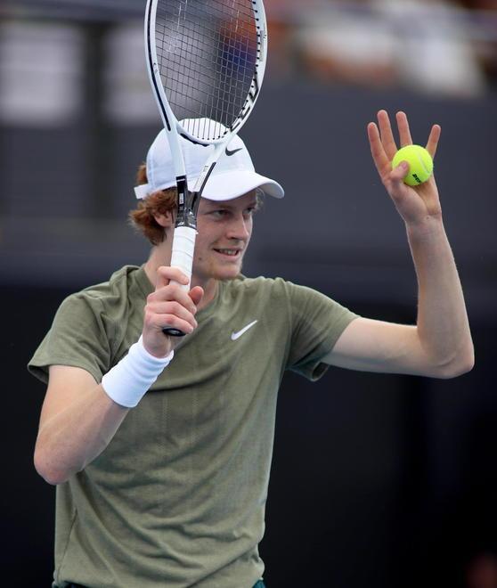 Sinner si arrende a Djokovic Giannessi passa ad Antalaya