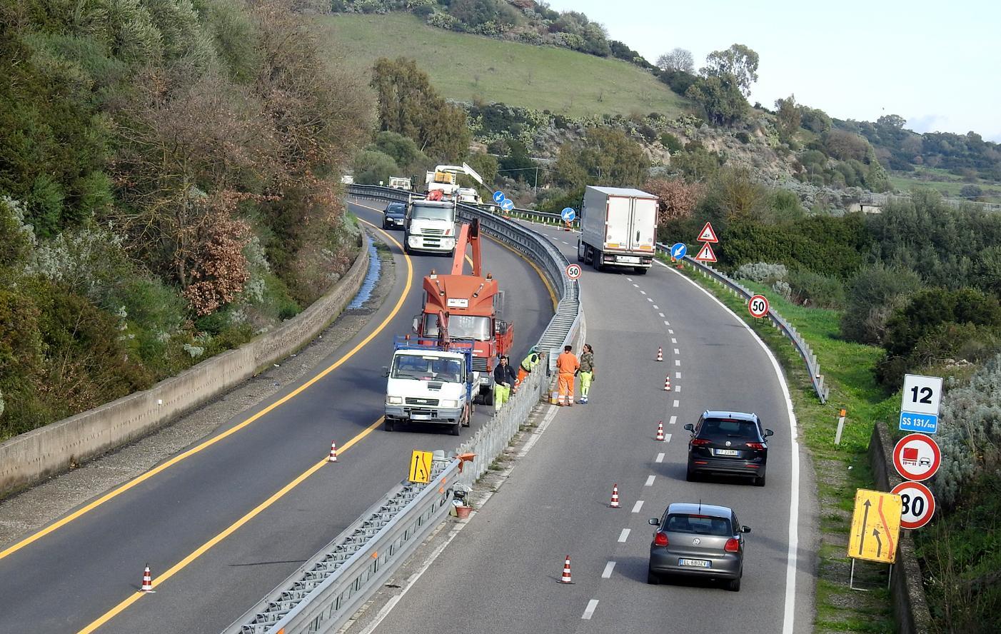 Carreggiata chiusa dopo la frana sulla 131 dcn 