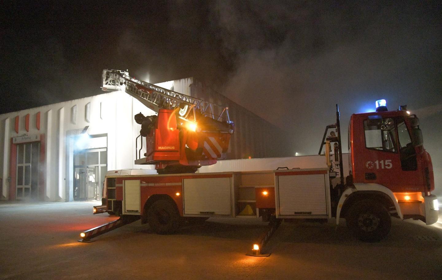 Zona industriale, rogo tra i capannoni 