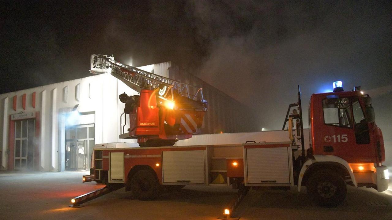 Zona industriale, rogo tra i capannoni