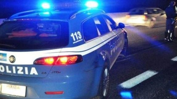 Calci e pugni ai poliziotti: arrestato