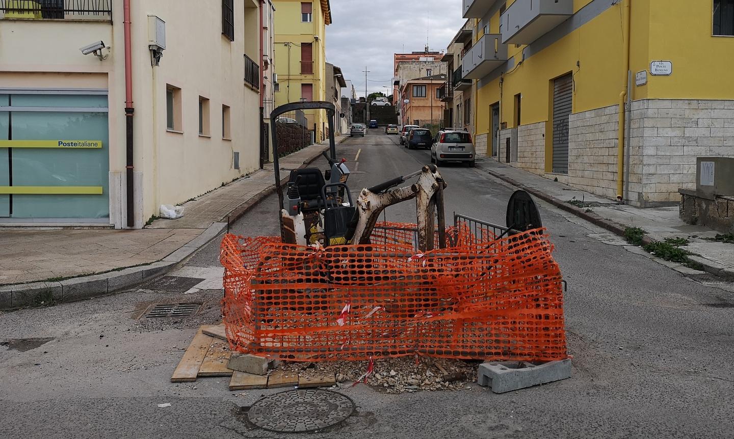 Escavatore “abbandonato” in strada