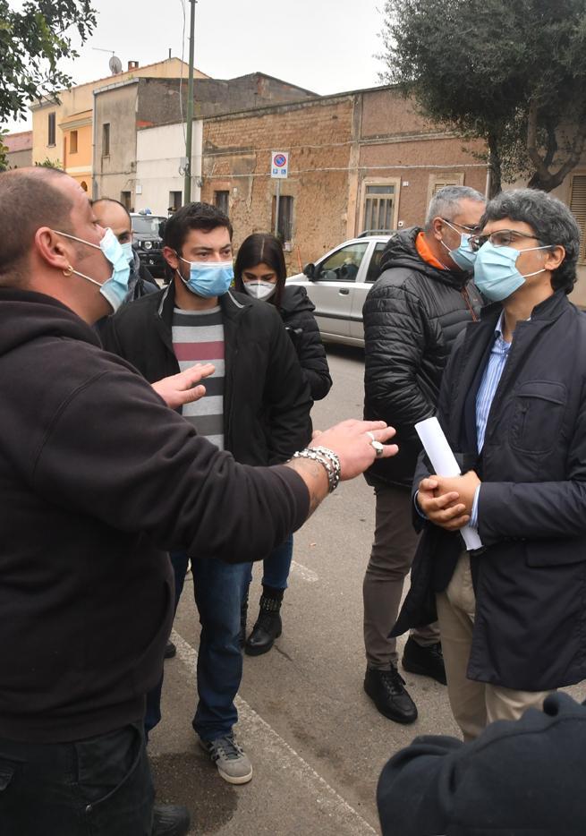 I pescatori di ricci scendono in piazza a Cabras: «Fateci lavorare» 