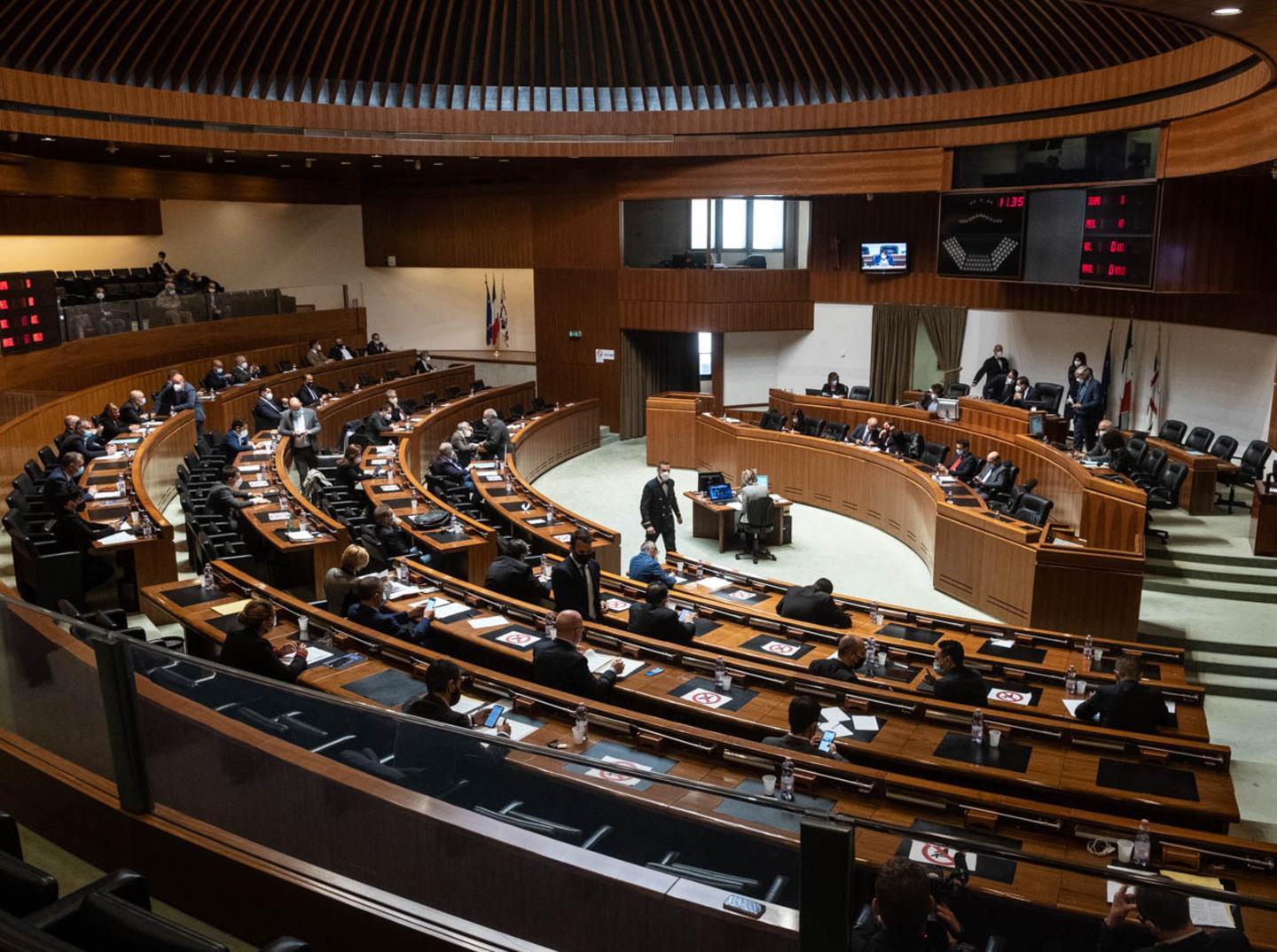 Compensi al maxi staff, Solinas abbassa le soglie 