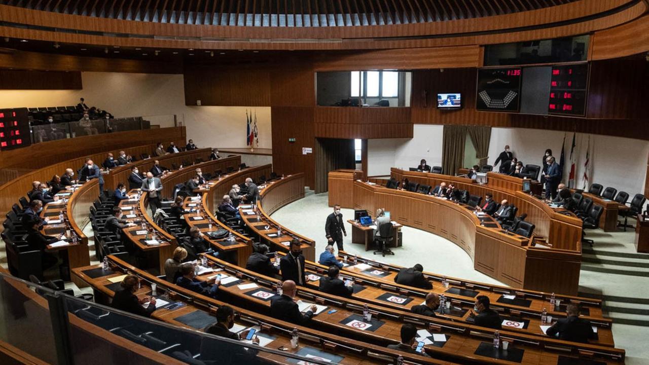 Compensi al maxi staff, Solinas abbassa le soglie