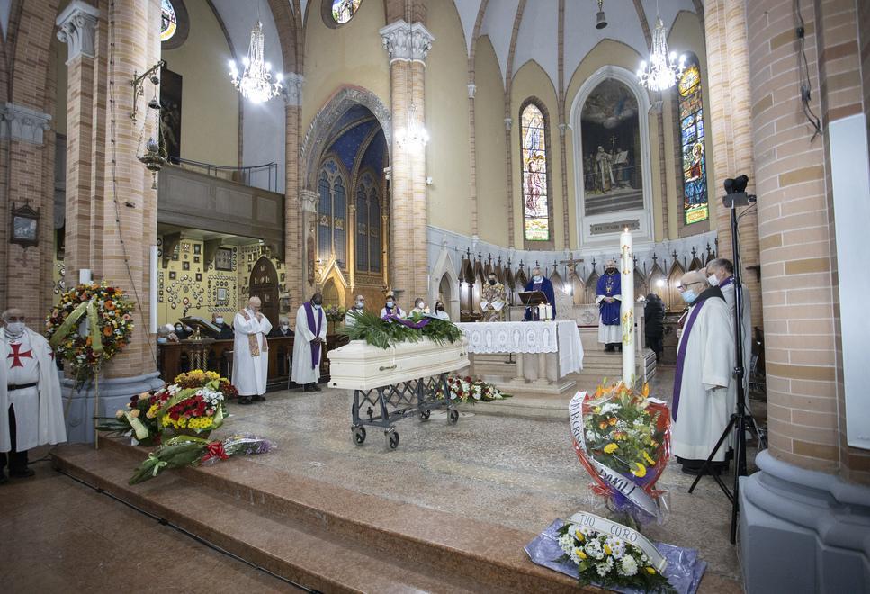 Modena. Le lacrime del Murazzo per padre Romano «Hai imitato Dio soccorrendo gli ultimi» 