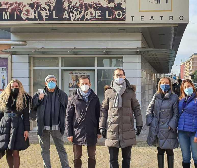 Modena.  Ma c’è ancora chi è chiuso, come i teatri Flash mob della Lega al Michelangelo 