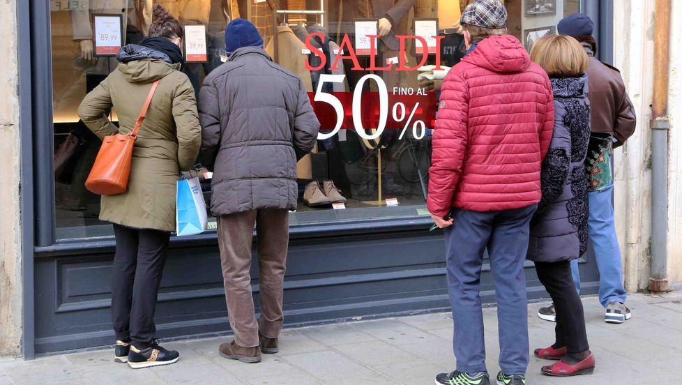 Ferrara, scattano i saldi. Negozianti cauti: sono partiti troppo tardi 