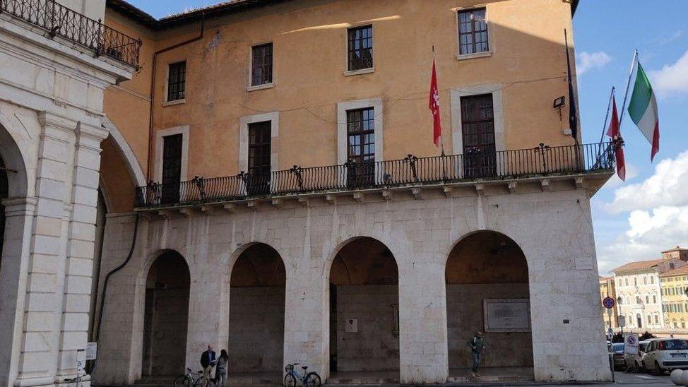 Corruzione in Comune a Pisa, mazzette nell'edilizia e controlli "soffiati" ai vigili: chi sono i 12 indagati